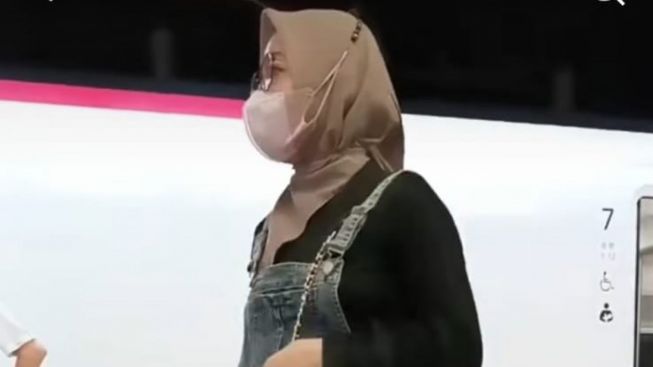 Outfit Cewek Hijab Pakai Rok Kebelah Viral di media sosial TikTok Bikin Netizen Penasaran