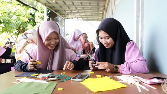 Mengatasi Kecanduan Ponsel, Srikandi Ganjar Jateng Ajak Perempuan Milenial Batang Berkreasi dengan Stik Es Krim