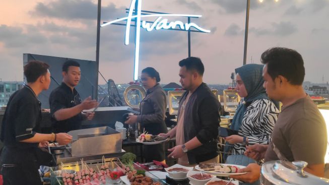 Hidden Gems Santap BBQ Party di Angkasa Rooftop Hotel Awann Sewu, Ditemani Sunset dan Pemandangan Kota Semarang