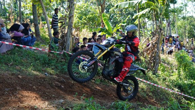 Kaum Trabas di Semarang Kirim Energi untuk Delvintor Alfarizi Taklukkan MXGP Lombok, Honda Community Jateng ikut Jajal Honda CRF150L