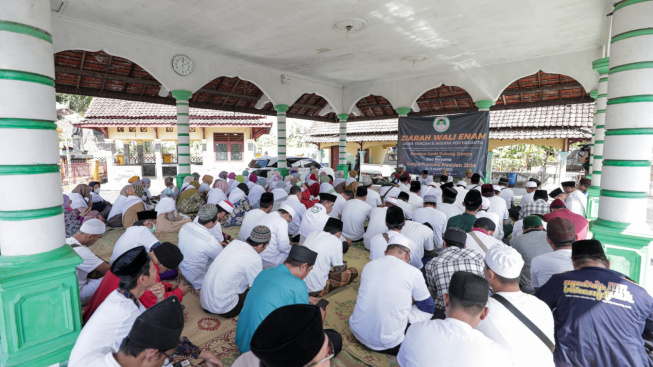 Santri Dukung Ganjar Laksanakan Ziarah Wali Enam sebagai Penghormatan kepada Tokoh Nusantara