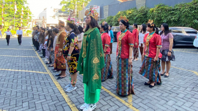 HUT RI Ke 78: Hotel Gets Semarang Upacara dengan Pakaian Adat dan Sharing Kisah Veteran Perang Kemerdekaan
