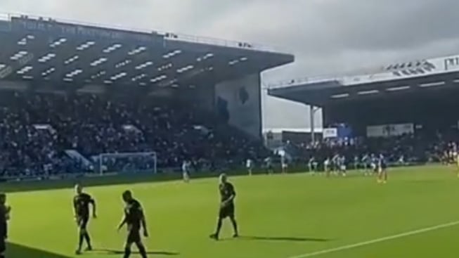 Aneh Bin Ajaib Kejadian Langka Mantan Klub Elkan Baggott! Penonton jadi Wasit di Laga Cheltenham VS Portsmouth, Kok Bisa?