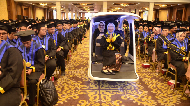 Heboh! Becak Listrik Muncul di Tengah Acara Wisuda ke 78 Udinus, Becik KU Angkut Wisudawati Masuki Ruang Sidang Senat