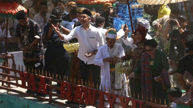 Ganjar Bagi 6,6 Ton Kue Apem dalam Tradisi Sebar Apem Yaa Qowiyyu