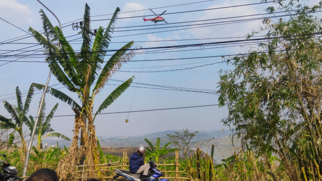 Helikopter Water Bombing Mulai Padamkan 30 Titik Api di TPA Jatibarang