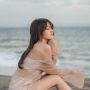 Kecantikan Vonzy Tak Ada Lawan, Duduk di Pinggir Pantai, Netizen: Pengen Jadi Batu