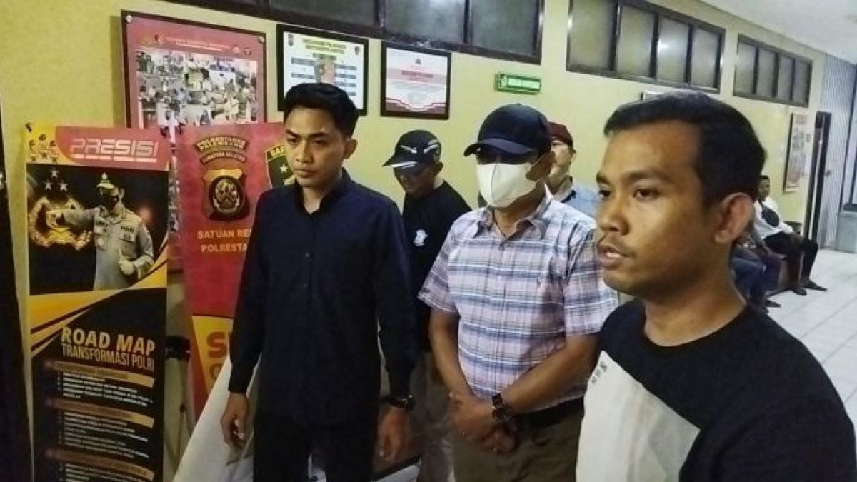 anggota-dprd-palembang-syukri-zen-saat-menjalani-pemeriksaan-di-polrestabes [suarasumsel]