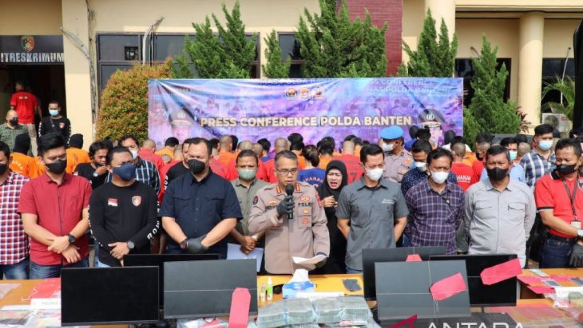 evidence during the disclosure of online gambling business crimes at the Banten Police Headquarters [Antara]