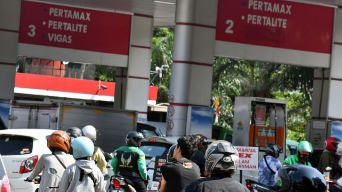 Sejumlah pengendara motor antre mengisi BBM jenis Pertalite di salah satu SPBU, Kota Bogor, Jawa Barat [Antara]
