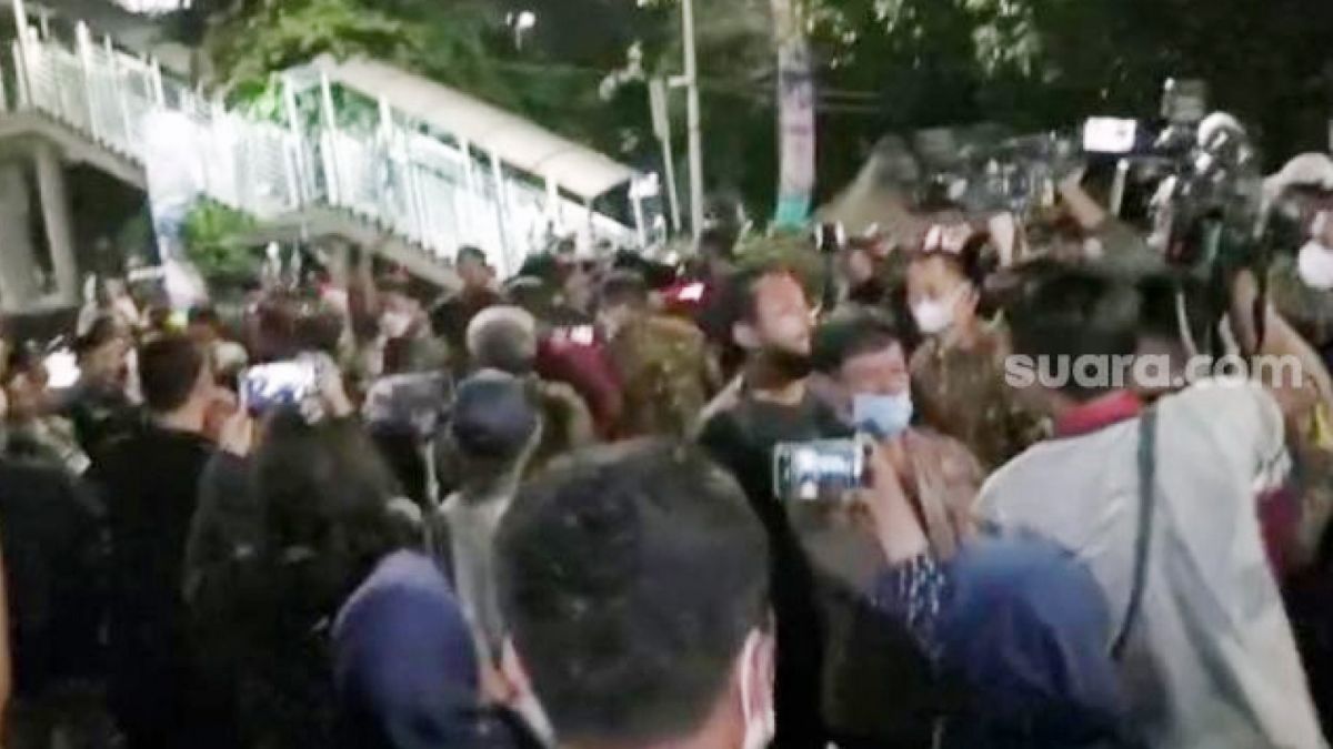 masa pendukung anies diluar gedung KPK [suara]