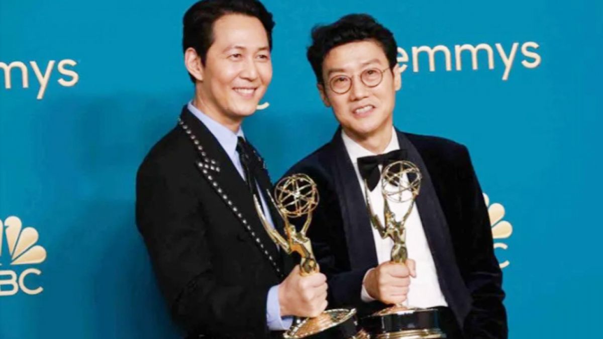 Pemeran utama pria drama serial Squid Game Lee Jung-jae (kiri) dan Sutradaranya Hwang Dong-hyuk (kanan) memegang Piala Emmy yang diraihnya pada malam puncak penghargaan Emmy Awards 2022 di Amerika [Antara]
