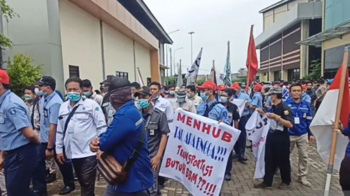 Gapasdap Merak melakukan aksi protes mendesak pemerintah naikan tarif baru penyeberangan [Antara]
