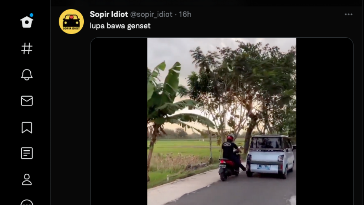 Tangkapan layar video seorang pengendara motor mendorong dengan satu kaki terhadap mobil listrik yang diduga mirip Wuling Air EV. [twitter/Sopir_Idiot]