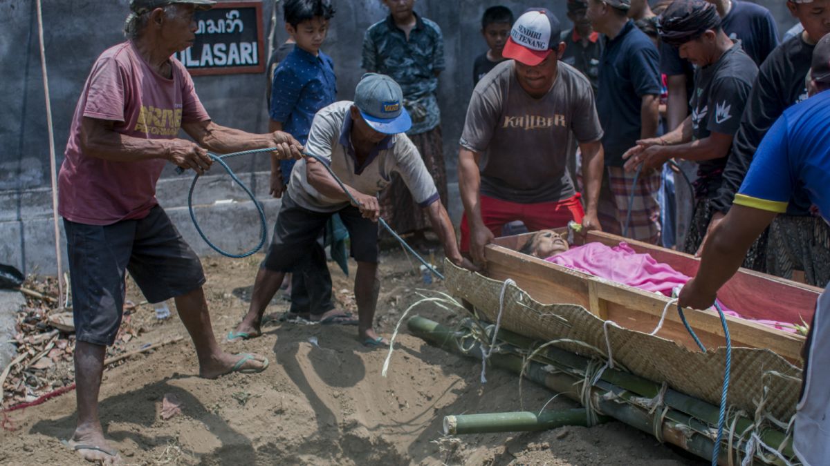 Potrait Wayan Getarika, 65th bersama para sahabat Koloknya melakukan aktivitasnya pekerjaannya sebagai penggali kubur di Desa Bengkala, Buleleng, Bali, Jumat (12/10/2018). [Kurniawan Mas'ud]