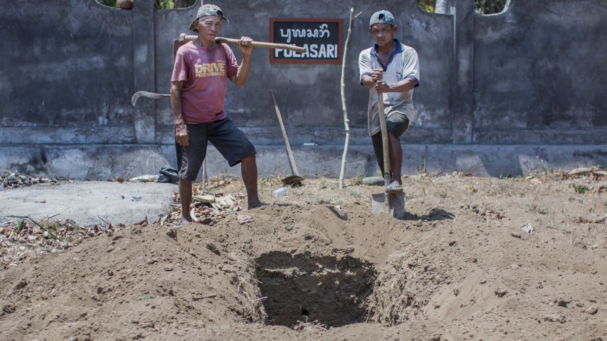 Potrait Wayan Getarika, 65th bersama sahabat Koloknya saat melakukan aktivitasnya pekerjaannya sebagai penggali kubur di Desa Bengkala, Buleleng, Bali, Jumat (12/10/2018). [Kurniawan Mas'ud]
