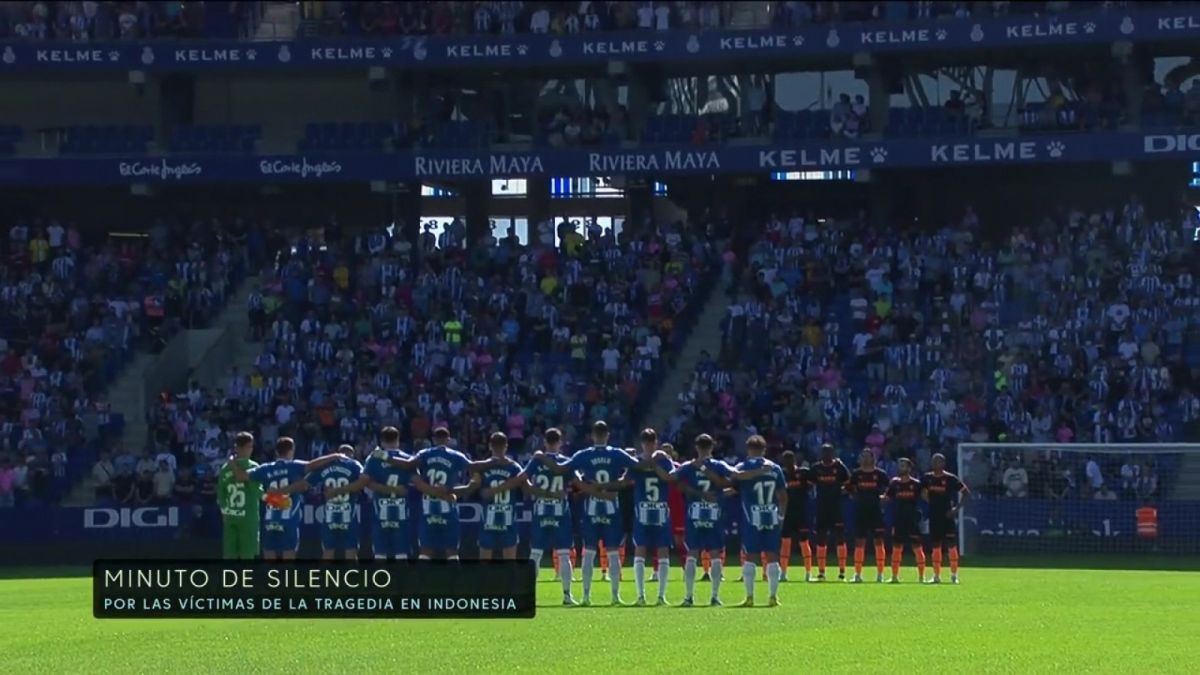 LaLiga Spanyol menggelar 'a moment of silence' sebelum melangsungkan pertandingan Espanyol vs Valencia pada Minggu (2/10/2022). [instagram/@liga1match]