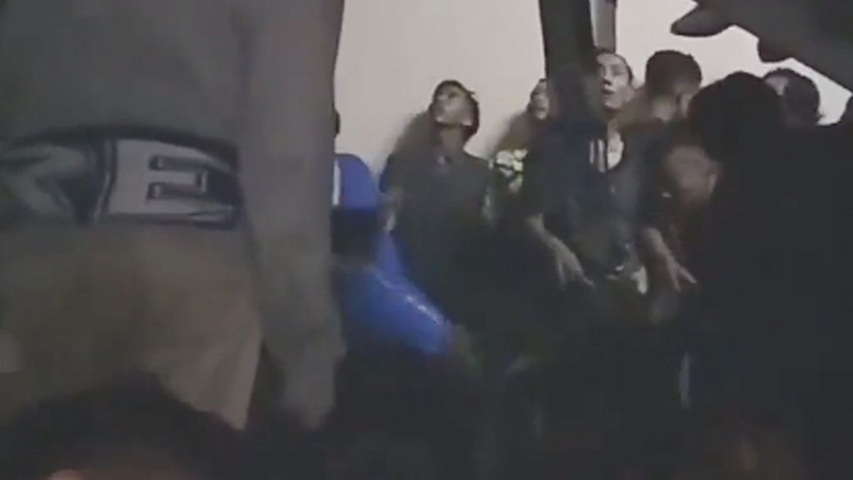 Kolase tangkapan layar video suporter arema yang berdesakan karena terjebak akibat pintu keluar yang terkunci di stadion Kanjuruhan, Malang (1/10/2022) malam. [Twitter]