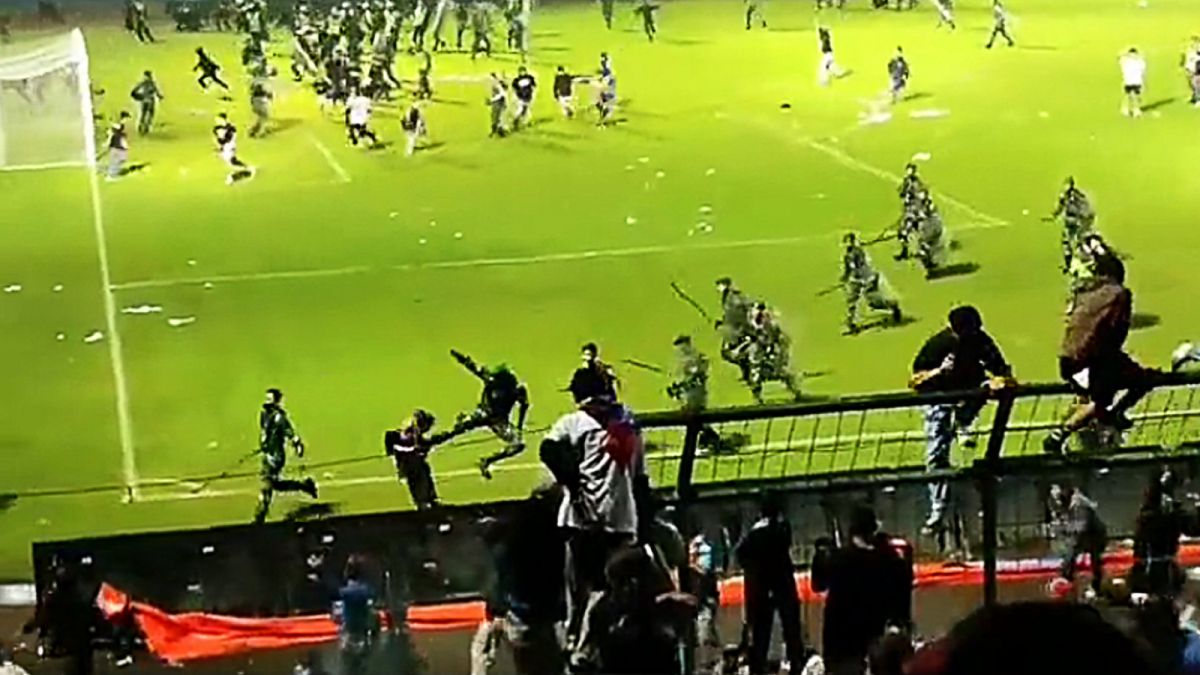 Kolase tangkapan layar video tindakan represif aparat keamanan berseragam TNI saat menghalau suporter arema yang masuk ke area lapangan stadion Kanjuruhan, Malang (1/10/2022) malam. [Twitter]