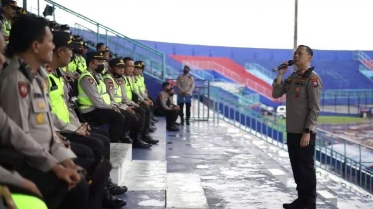 Tangkapan layar dua video AKBP Ferli Hidayat memerintahkan anggotanya tak membawa senpi dan tak melakukan kekerasan pada Aremania sebelum Tragedi Kanjuruhan. [istimewa]