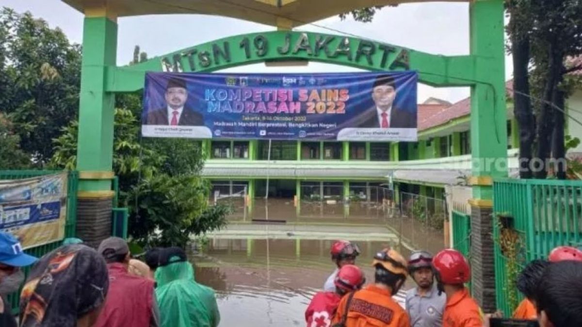 Tembok MTsN 19 Jakarta roboh akibat hujan dan banjir, Kamis (6/10/2022). [Suara.com/Arga]
