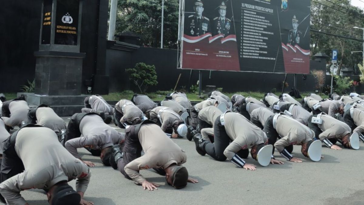 Polisi sujud massal, Polresta Malang minta maaf ke aremania, sujut mohon ampun ke aremania [Humas Polresta Malang]