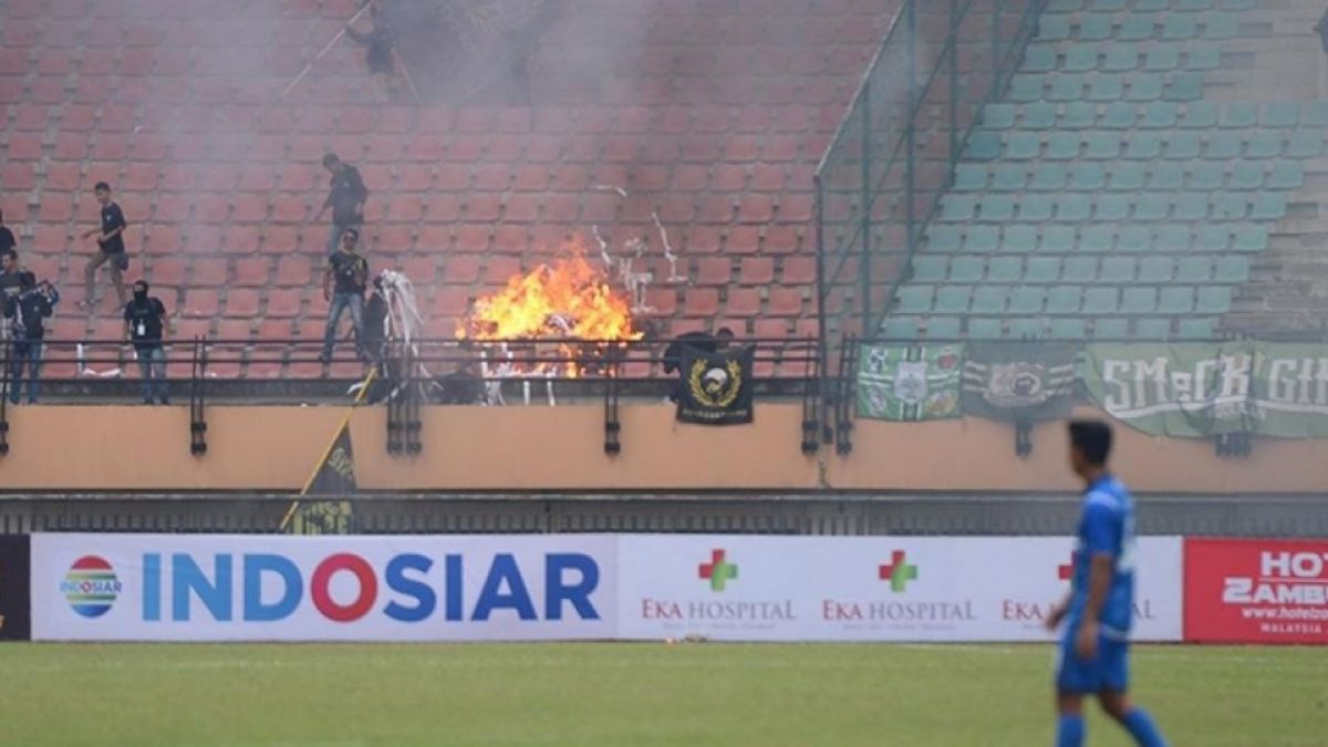 (Ilustrasi) Kericuhan suporter yang diduga tak terima tim kebanggaan kalah, suporter PSPS Riau bakar dan rusak bangku penonton di stadion. [DEFRI CANDRA /Riau Online]