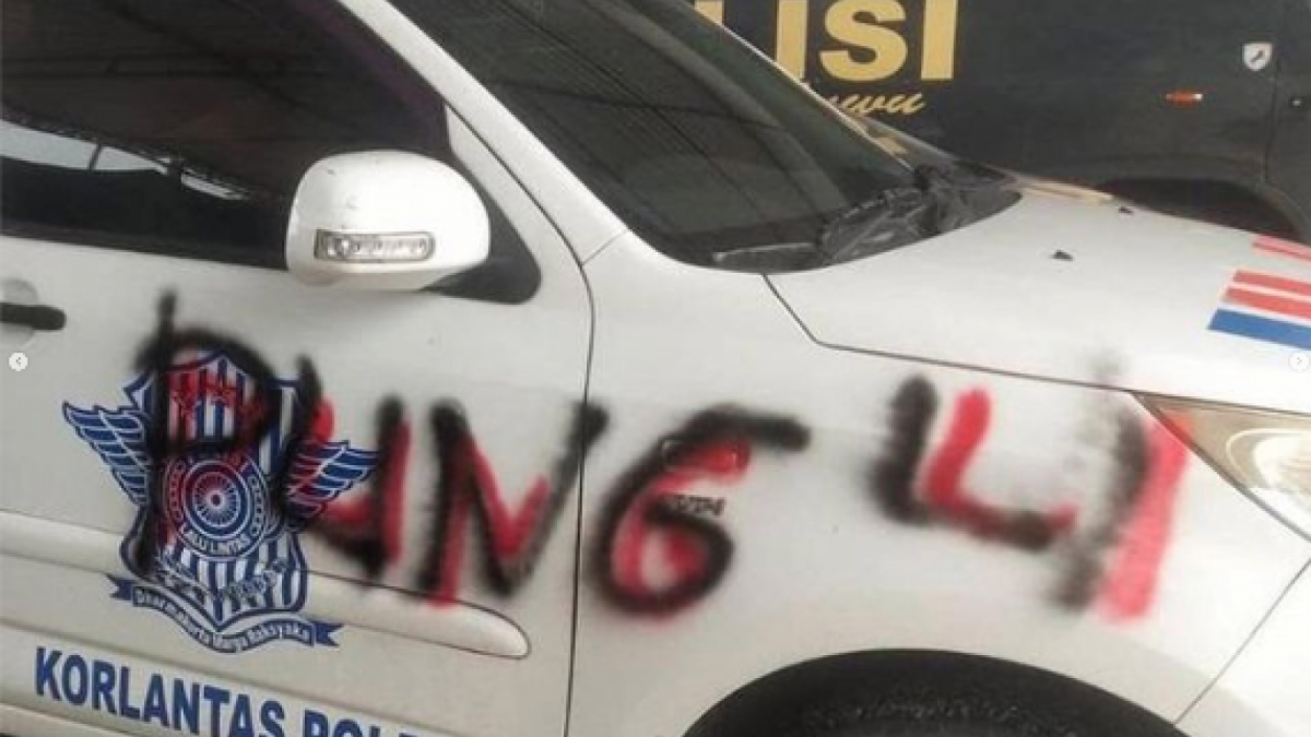 Coretan dinding pada bagian mobil operasional di Polres Luwu, Sulwesi Selatan. [instagram/@4maze]