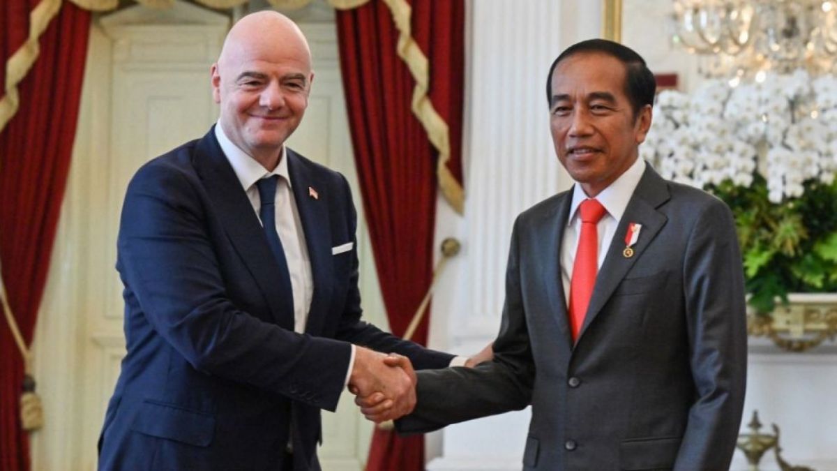 Presiden Jokowi bersama dengan Presiden FIFA, Gianni Infantino di Istana Merdeka, Jakarta, Selasa (18/10/2022). [ADEK BERRY / AFP]