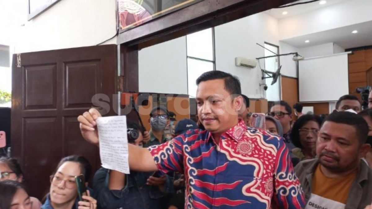 Pengacara Bharada E atau Richard Eliezer, Ronny Talapessy menunjukan secarik kertas tulisan tangan permohonan maaf Bharada E, di PN Jakarta Selatan. [Suara.com/M Yasir]