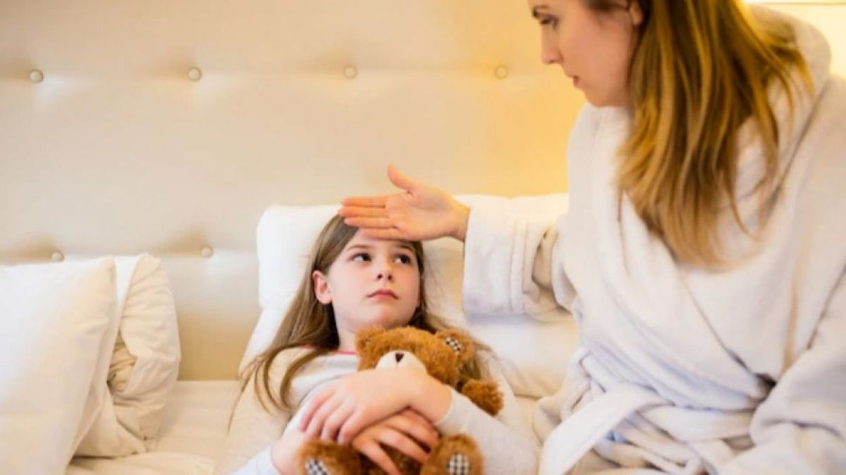 Ilustrasi gambar cara menurunkan demam anak tanpa obat. [freepik]