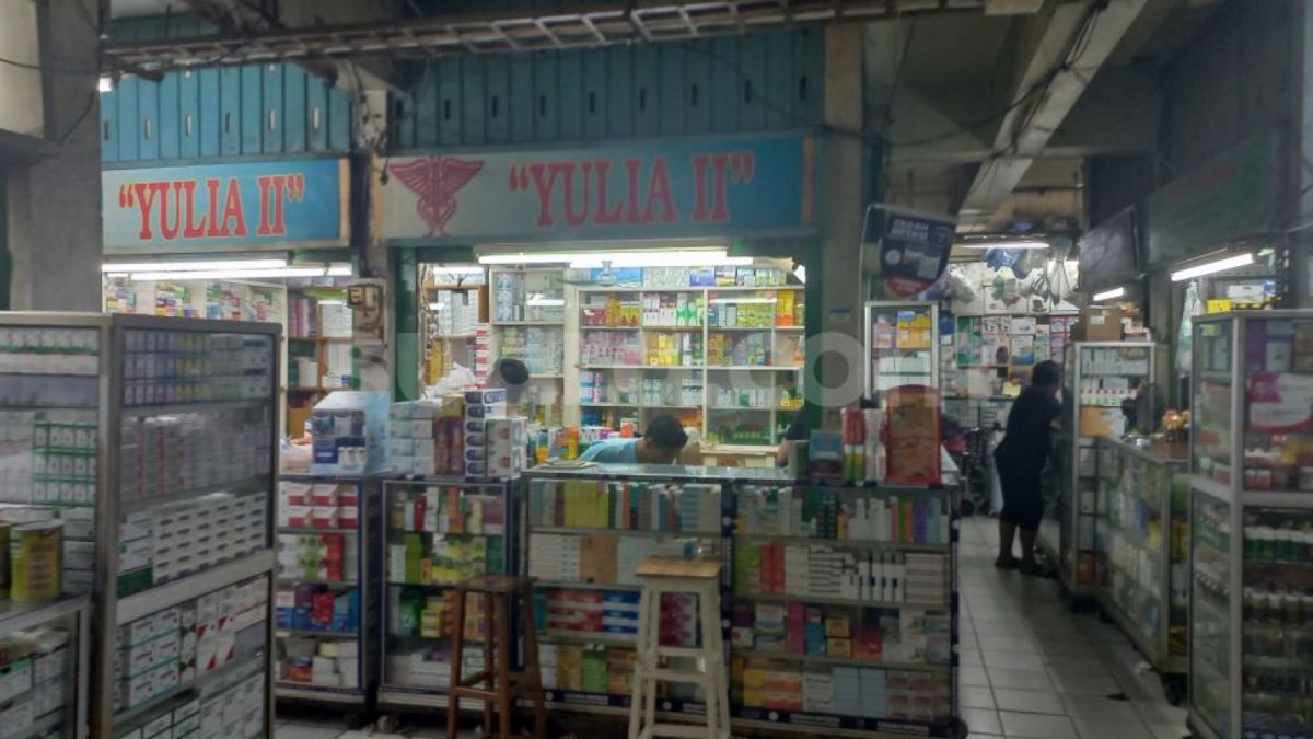 Pedagang obat di pasar Pramuka terdampak setelah obat sirup penurun panas dilarang dikonsumsi anak-anak. [Suara.com/Yaumal]