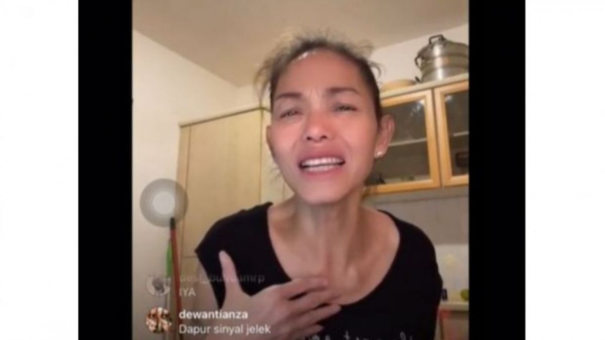 Tangkapan layar bunda Corla saat siaran live di Instagram. [Instagram/ corla_2]