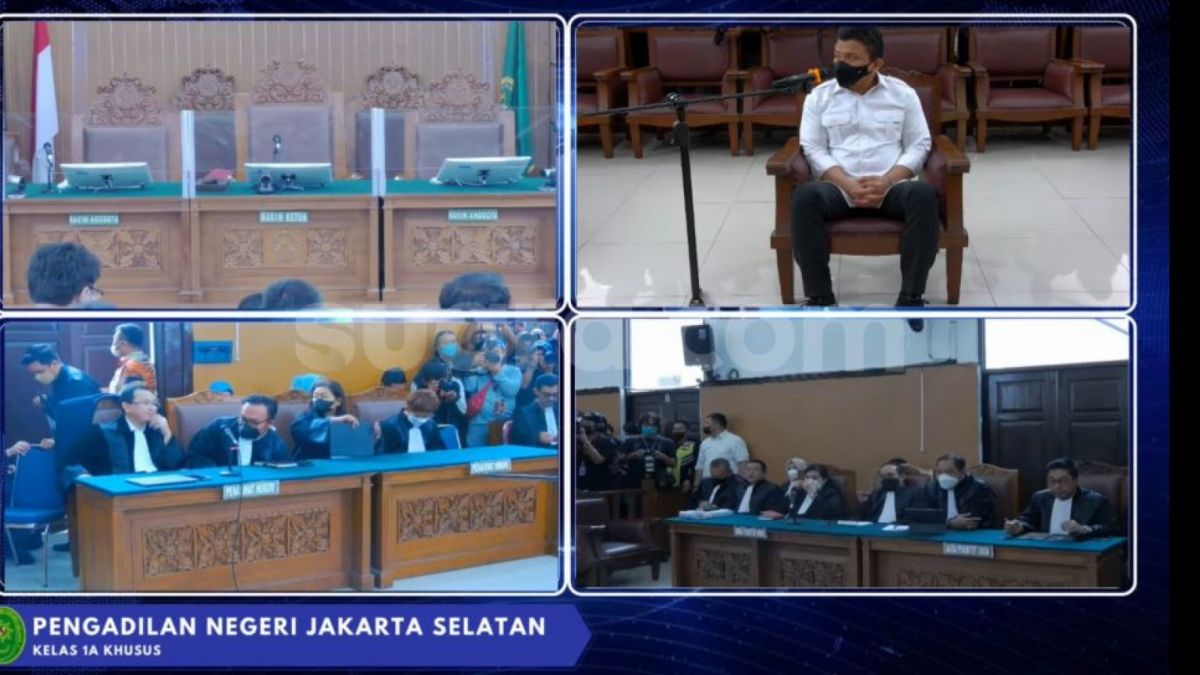 Ferdy Sambo berkemeja putih saat menjalani sidang putusan sela di PN Jakarta Selatan. (tangkapan layar)
