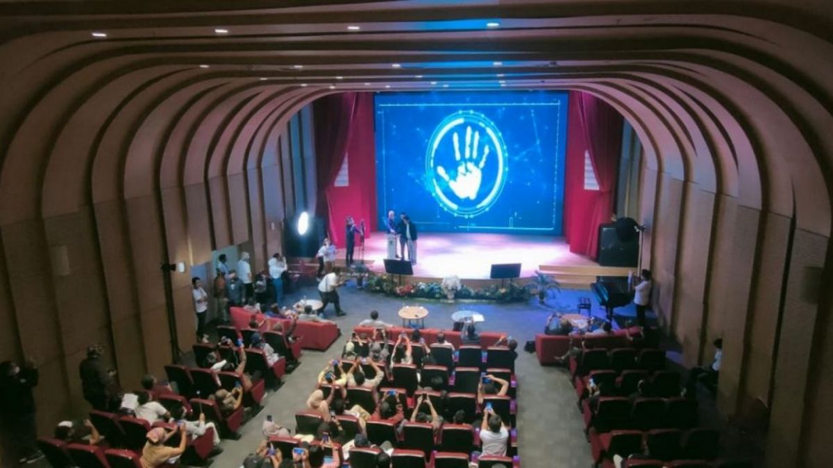 Pimpinan Redaksi Suara.com, Suwarjono beserta IMS membuka penyelenggaraan Local Media Summit (LMS) 2022 di Gedung Perpustakaan Nasional, Jakarta, Kamis (27/10/2022). [Dok. suara.com]