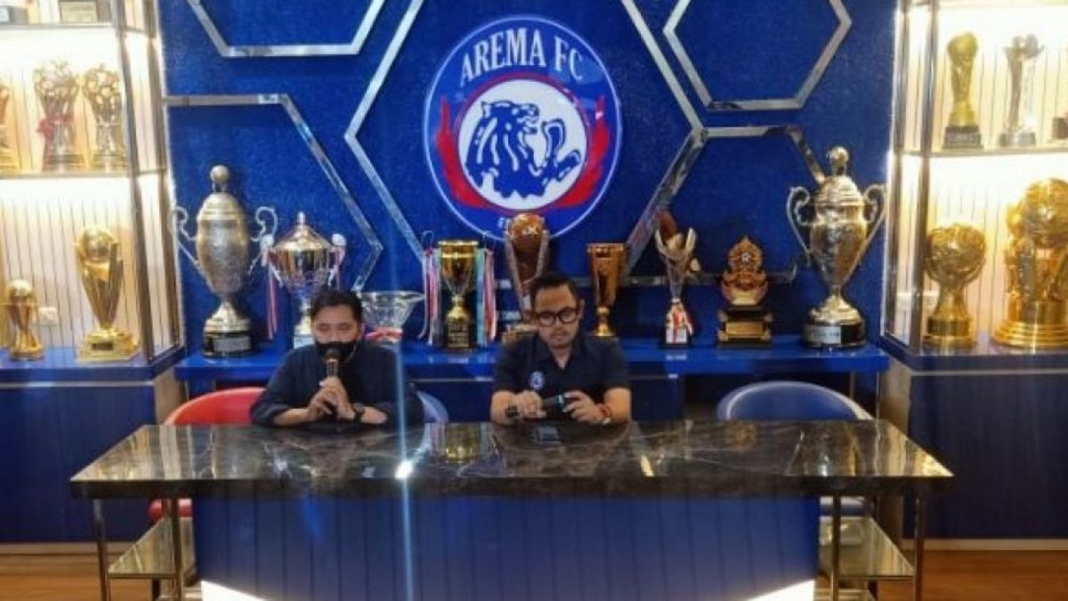 Gilang Widya Pramana mengumumkan pengunduran diri dari Presiden Arema FC di Kandang Singa, Malang pada Sabtu (29/10/2022). [Aziz Ramadani
