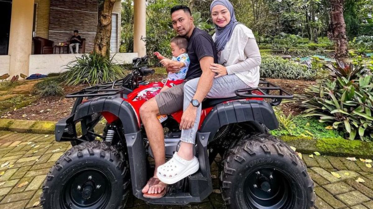 Romantisnya mantan istri Sule dan cowok tampan yang merupakan mantan pacar. [Instagram]