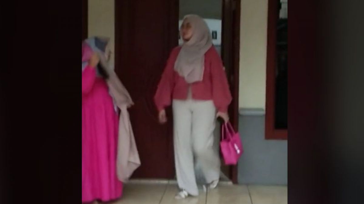 Lesti Kejora saat keluar dari rumah [TikTok/@bibirmeer]