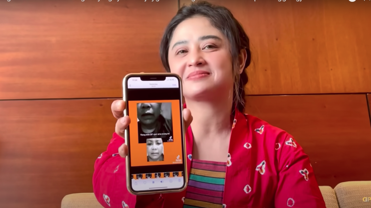 Pedangdut Dewi Perssik menunjukan video sosok Ibu yang menghinanya. [Youtube/Dewi Perssik]