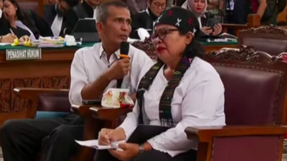 Orang Tua Brigadir J saat memberikan keterangan dalam persidangan terhadap terdakwa Ferdy Sambo dan Putri Candrawathi terkait pembunuhan terhadap brigadir Yosua. [Foto: Tangkapan Layar Kompas TV]