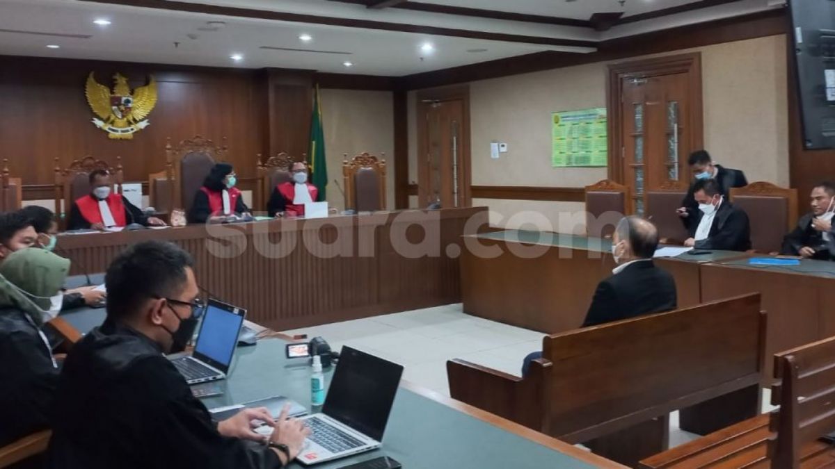 Eks Direktur Utama PT. Pelindo II, Richard Joost Lino atau RJ Lino divonis 4 tahun penjara oleh Majelis Hakim Pengadilan Tindak Pidana Korupsi (Tipikor), Jakarta Pusat, Selasa (14/12/2021). [Suara.com/Welly Hidayat]