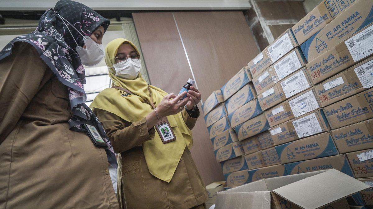 Petugas Dinas Kesehatan kota Tangerang melakukan penarikan terhadap 19.269 obat yang mengandung bahan bebahaya yang diproduksi oleh PT AFI FARMA di Gudang Farmasi Kota Tangerang, Selasa (8/11/2022). [SuaraSerang/Wawan Kurniawan]