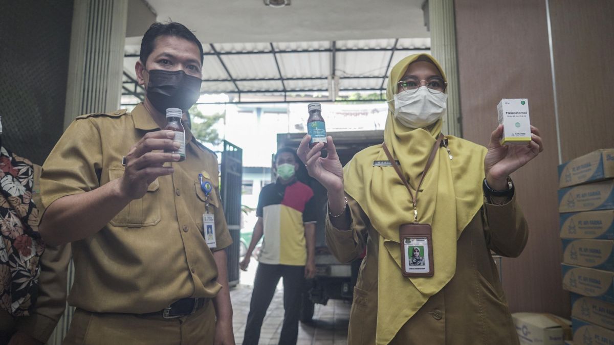 Petugas Dinas Kesehatan kota Tangerang melakukan penarikan terhadap 19.269 obat yang mengandung bahan bebahaya yang diproduksi oleh PT AFI FARMA di Gudang Farmasi Kota Tangerang, Selasa (8/11/2022). [SuaraSerang/Wawan Kurniawan]