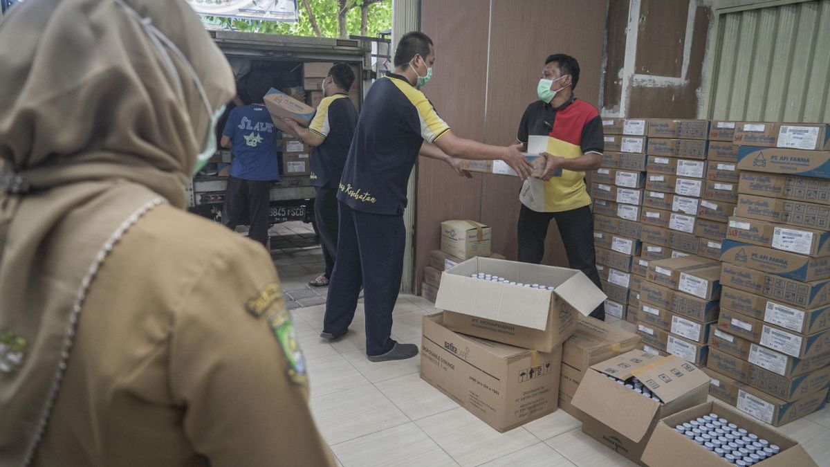 Petugas Dinas Kesehatan kota Tangerang melakukan penarikan terhadap 19.269 obat yang mengandung bahan bebahaya yang diproduksi oleh PT AFI FARMA di Gudang Farmasi Kota Tangerang, Selasa (8/11/2022). [SuaraSerang/Wawan Kurniawan]