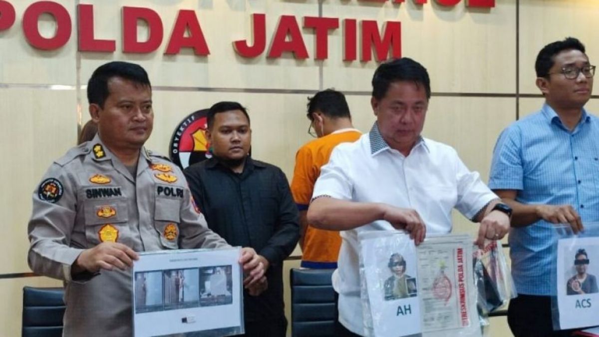Polisi menunjukkan tersangka beserta barang bukti kasus video porno Kebaya Merah [ANTARA/Willy Irawan]