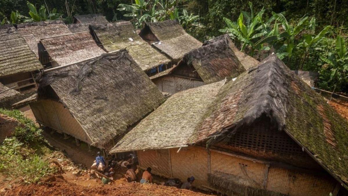 Sejumlah warga Suku Baduy membersihkan sisa-sisa longsoran tanah, longsor di Baduy [ANTARA FOTO/Muhammad Bagus Khoirunas/aww]