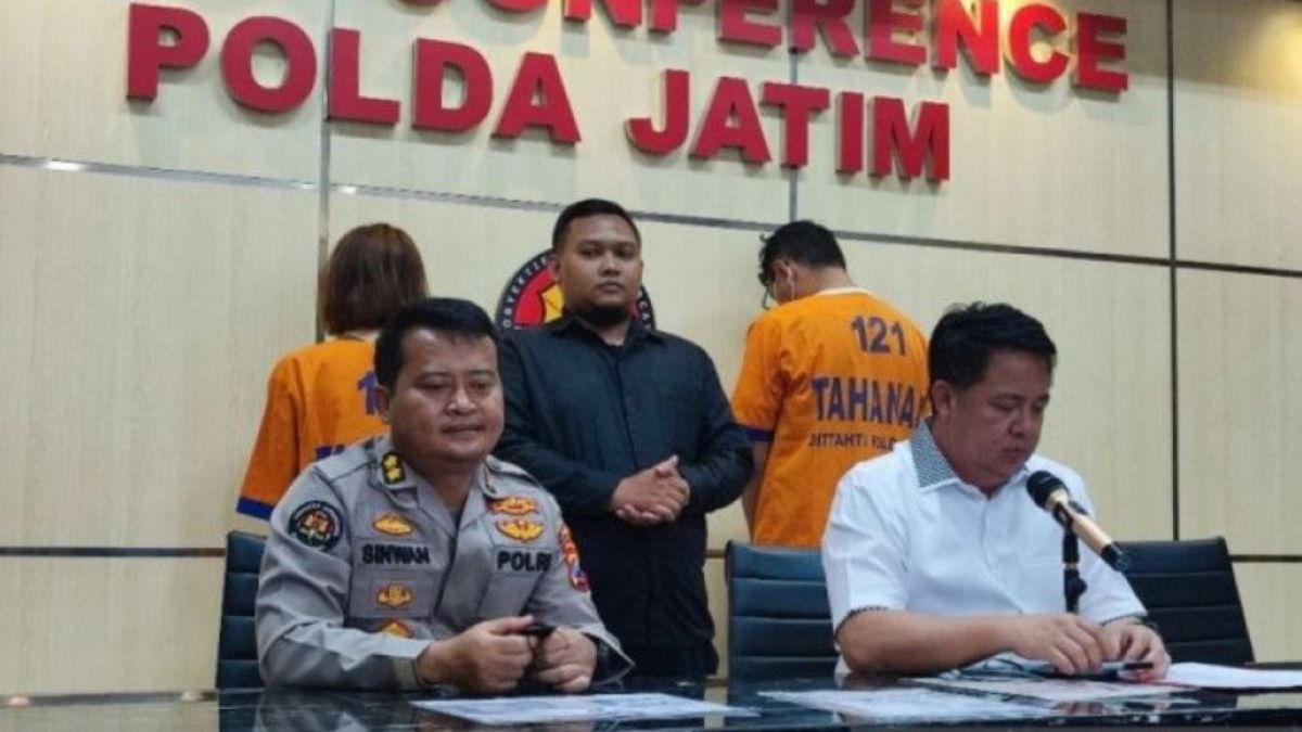 Polisi menunjukkan tersangka beserta barang bukti kasus video porno Kebaya Merah [ANTARA/Willy Irawan]