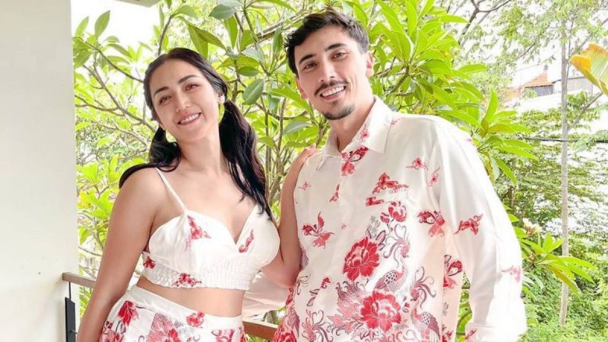 Couple batik modern [Instagram/@clothtowear]