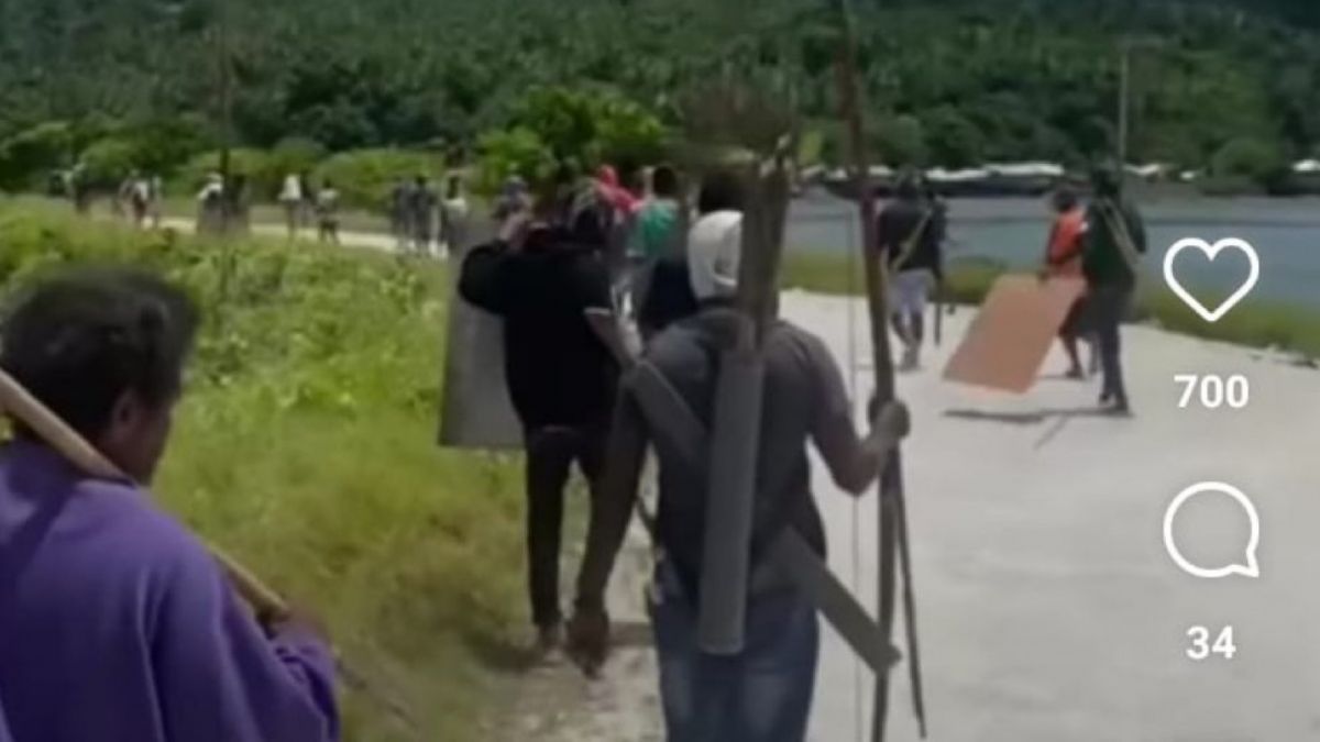 Bentrokan antar warga pecah di Maluku. Dua polisi dilaporkan kena anak panah. (ist/tangkap layar)