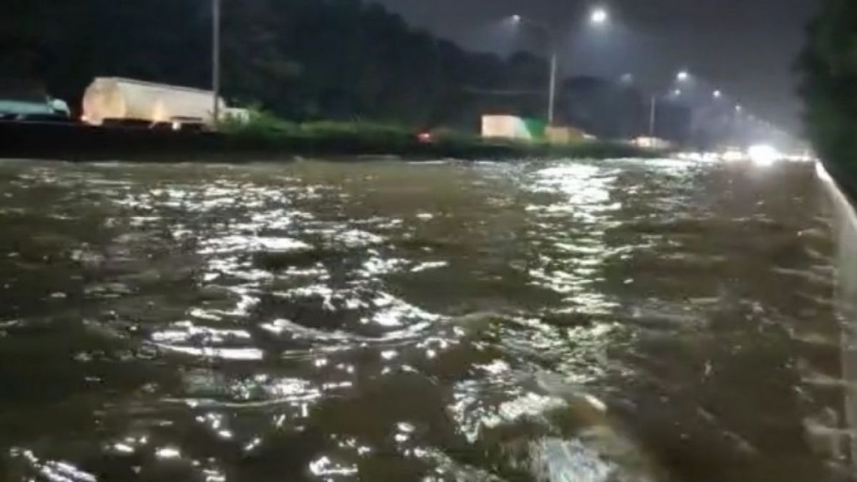 Kondisi Tol Jakarta Merak KM 24.00 arah Merak tergenang banjir. Kendaraan tidak bisa melintas di lok [IST]